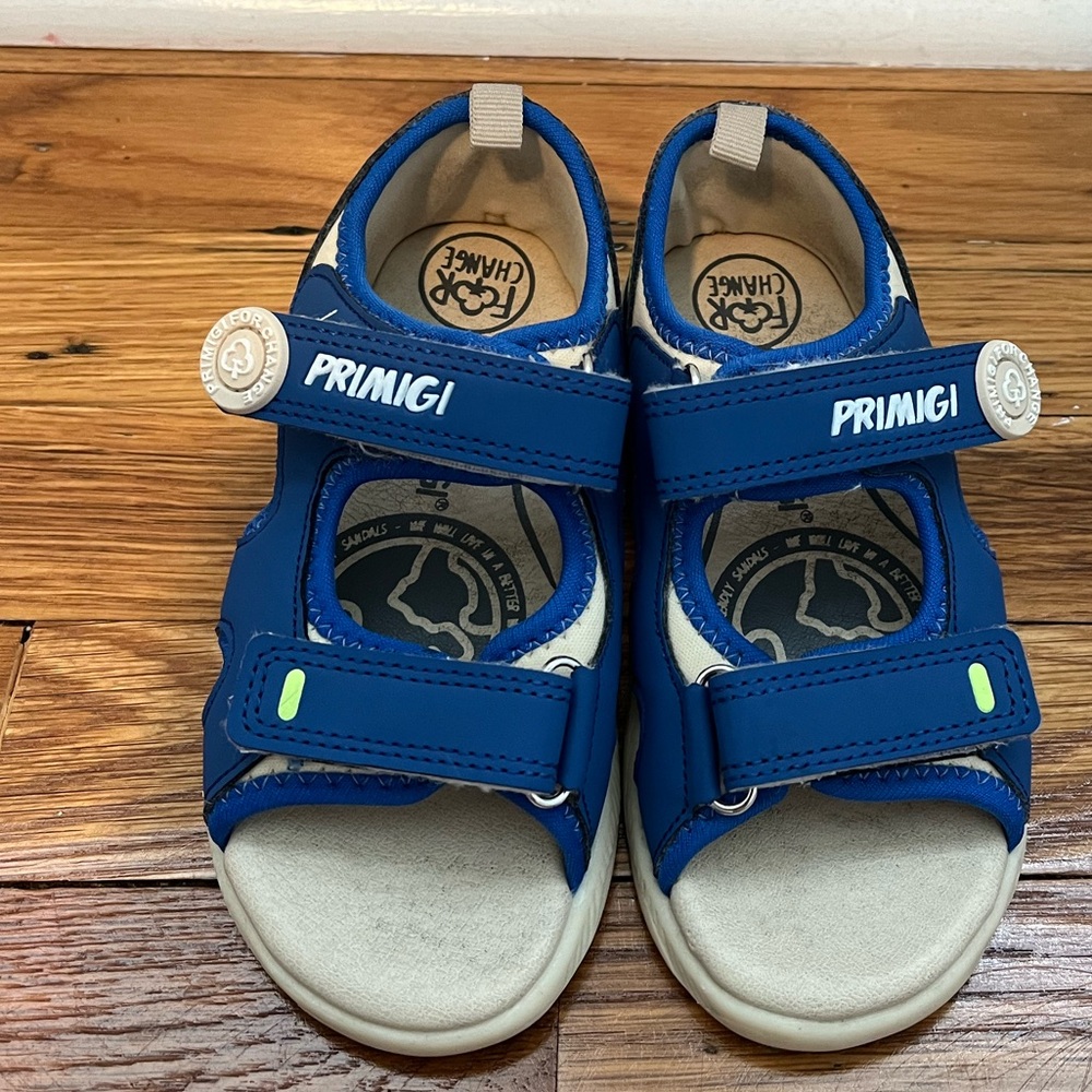 Primigi sandals for kids size 11 that corresponds to 28 in Italy